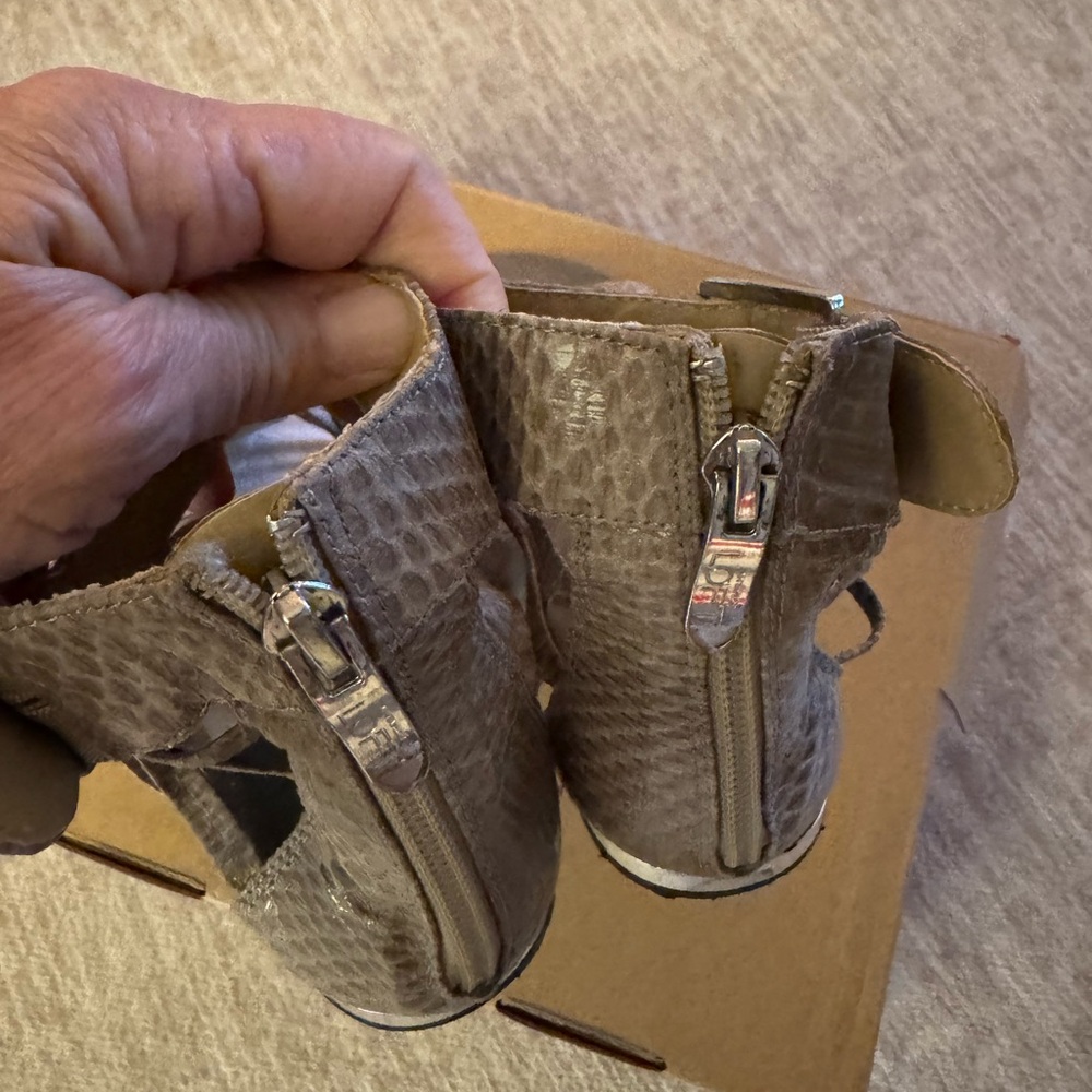 Loft Stylish Brown Gladiator Sandals - Picture 5 of 6